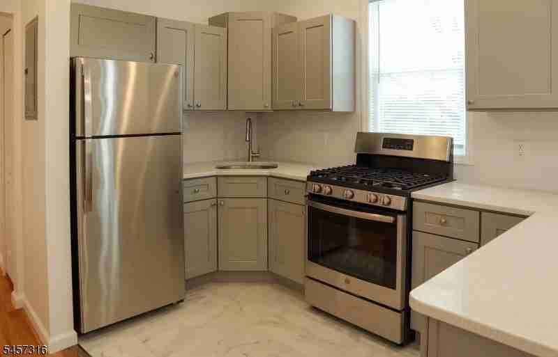 373 N 6th St #2R - Photo 2 of 8