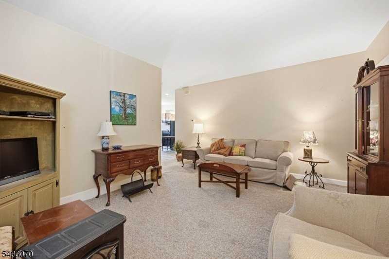82 Maple Ave - Photo 6 of 17