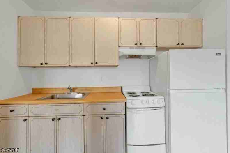 377 Park St - Photo 7 of 16