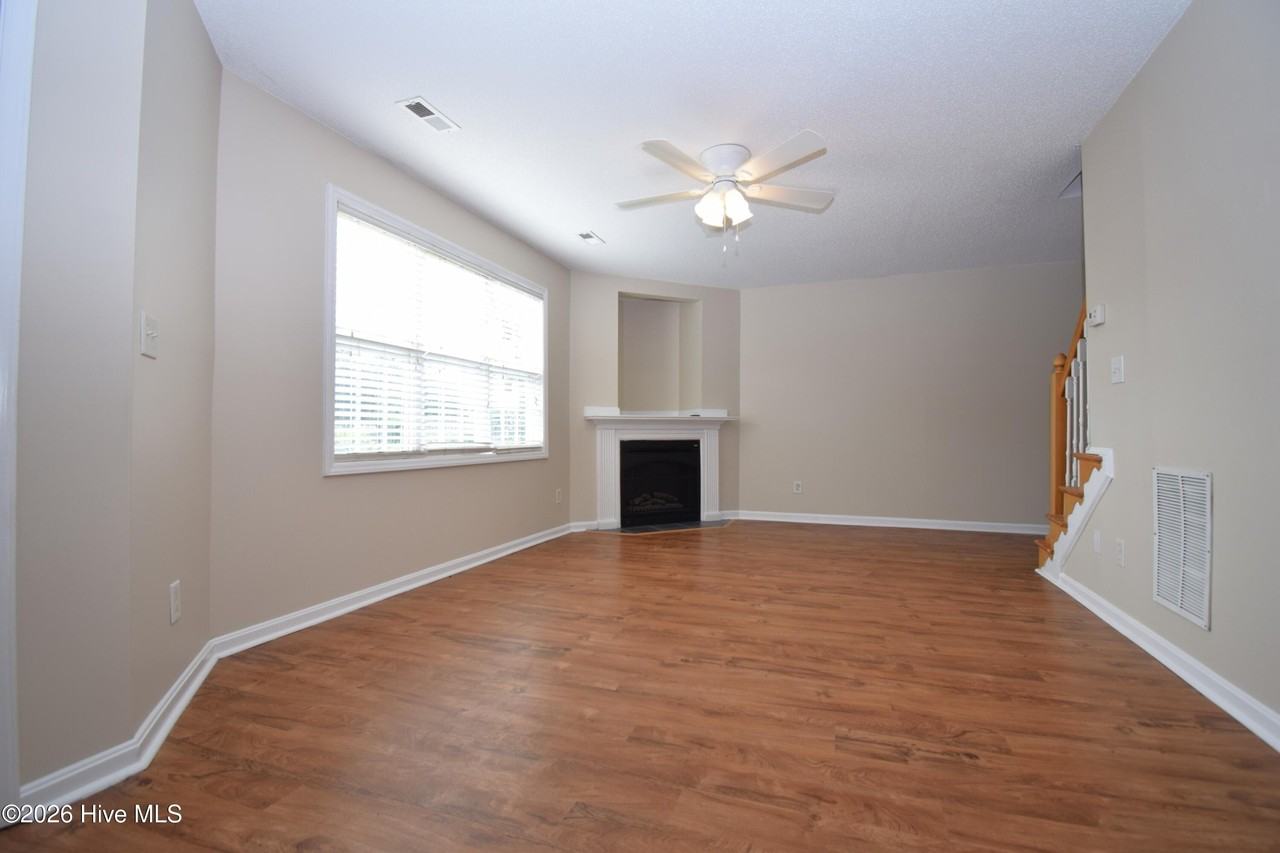 2380 Vineyard Dr #J1 - Photo 3 of 20