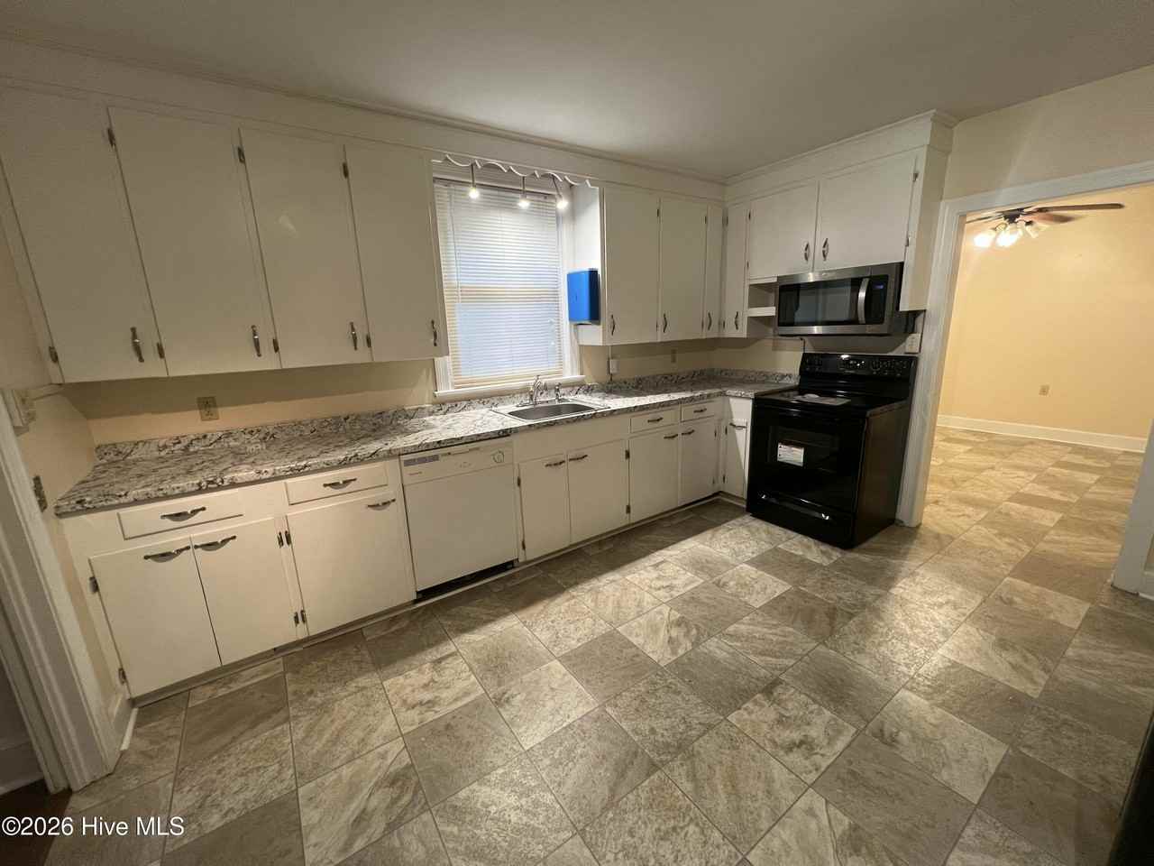 915 Se Greenville Blvd - Photo 4 of 28