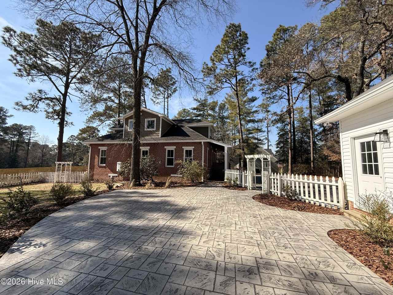 132 Tower St - Photo 6 of 17