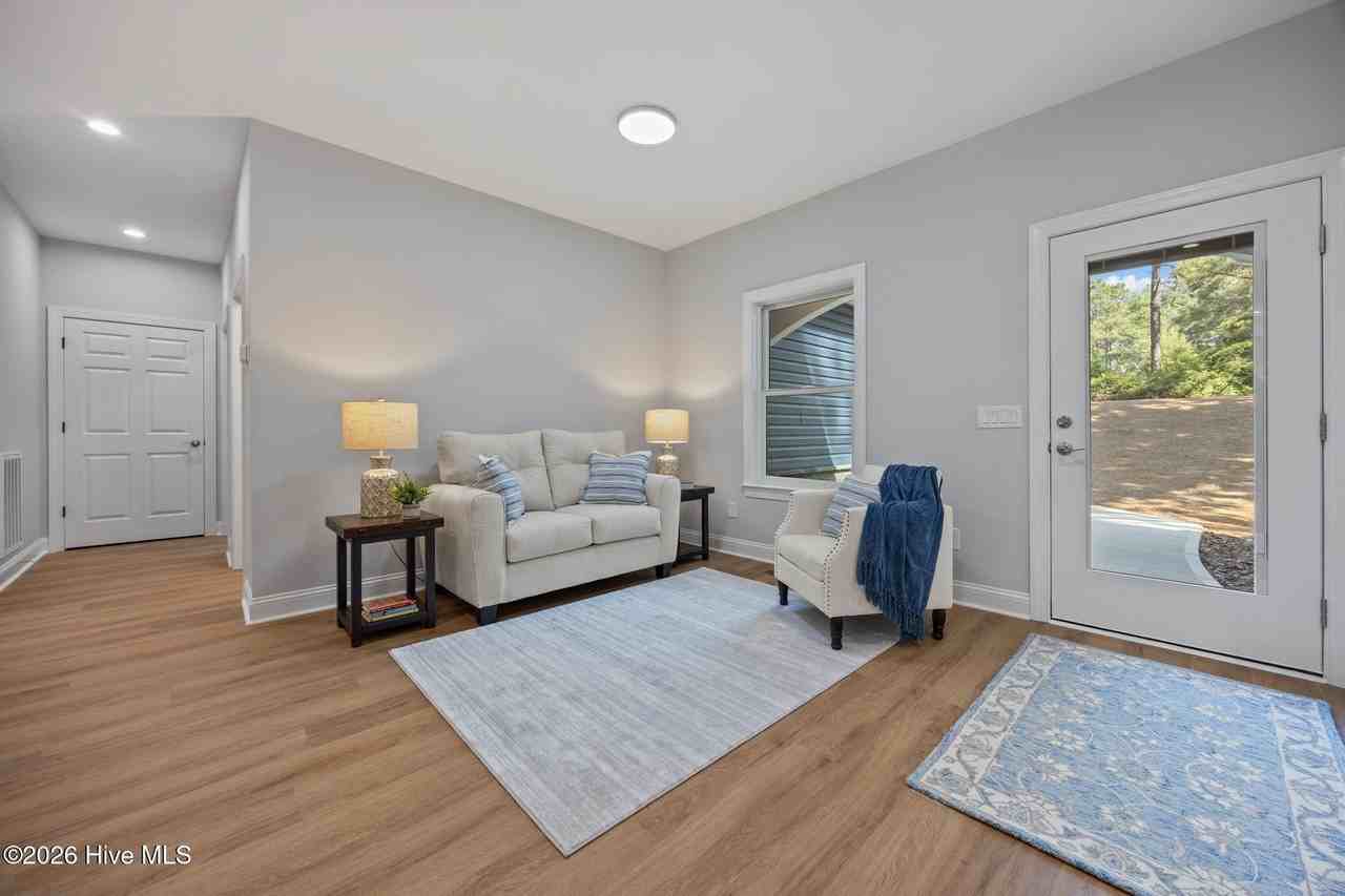 107 W Devonshire Ave - Photo 5 of 43