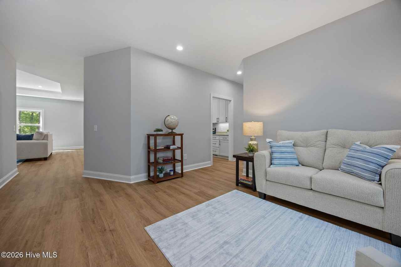107 W Devonshire Ave - Photo 6 of 43