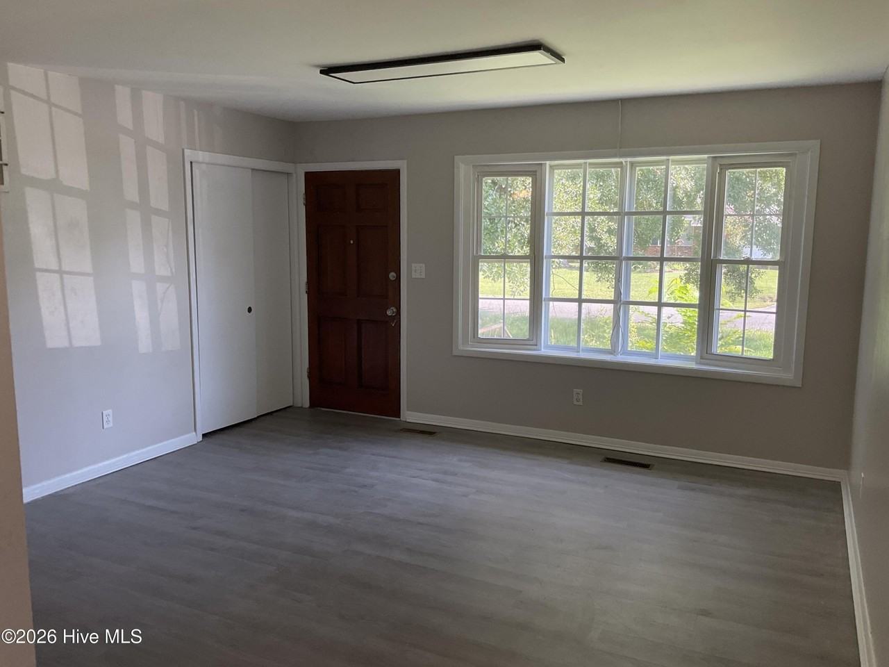 104 Greencrest Cir - Photo 2 of 10