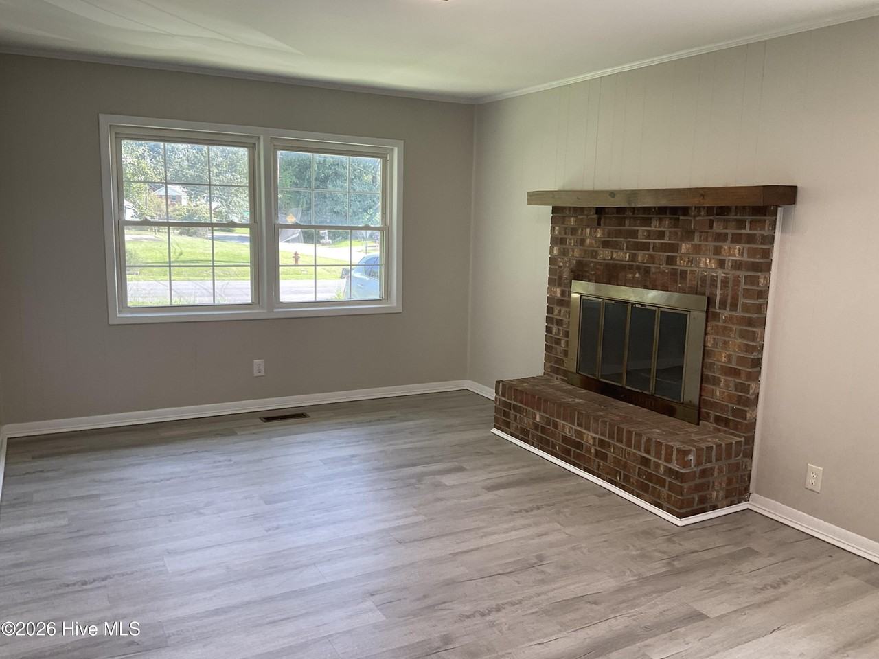 104 Greencrest Cir - Photo 3 of 10