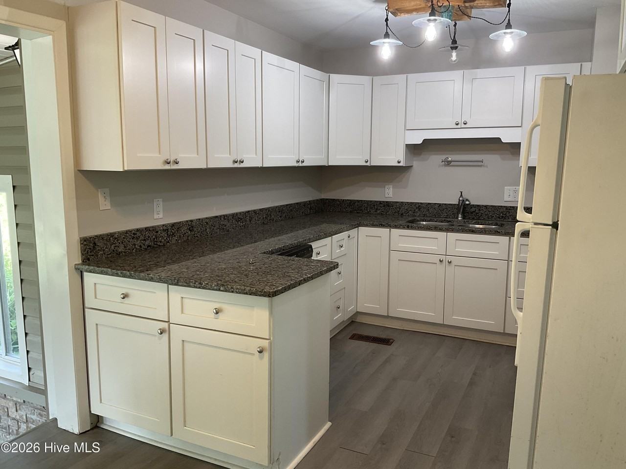 104 Greencrest Cir - Photo 5 of 10