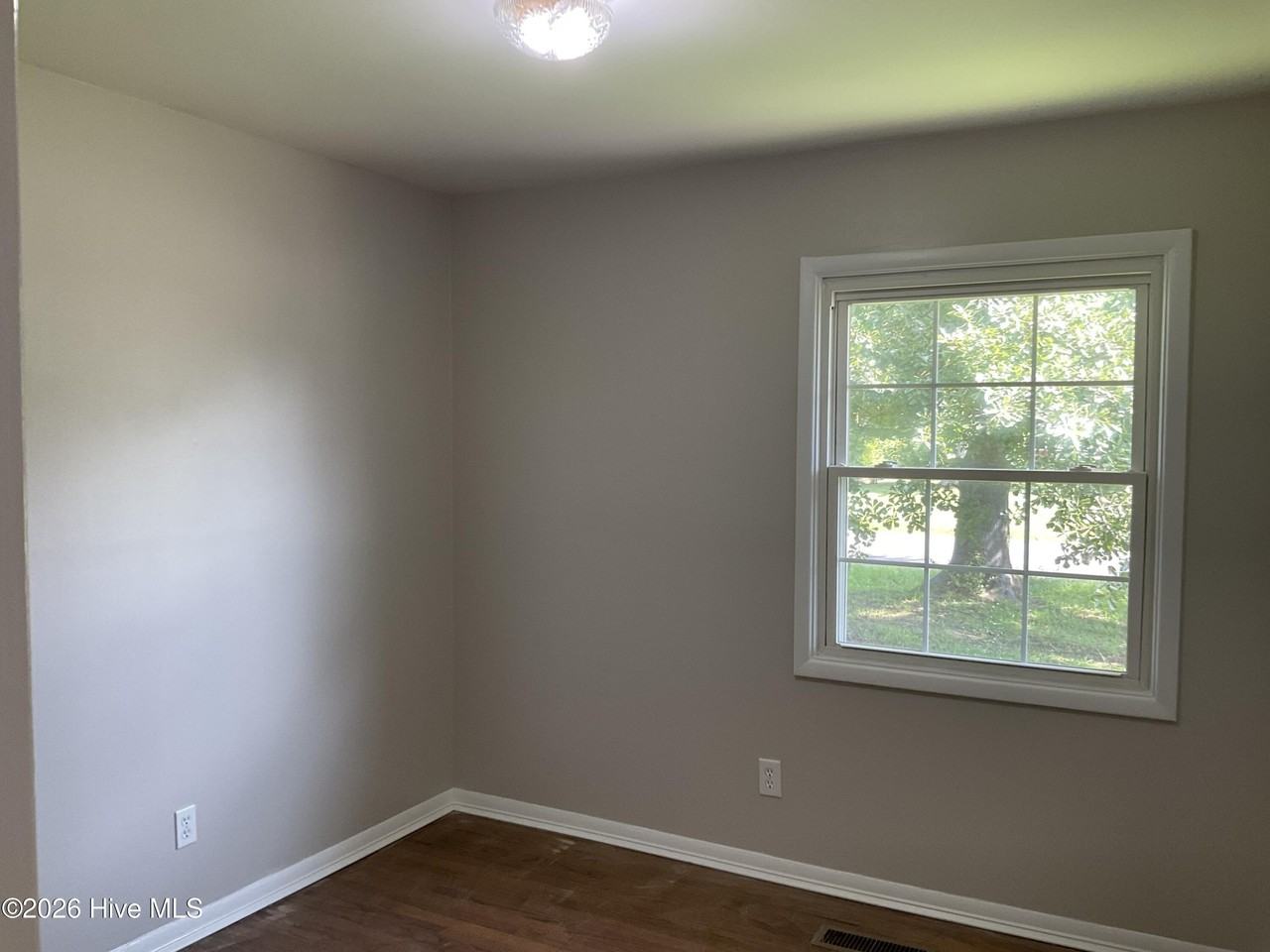 104 Greencrest Cir - Photo 7 of 10