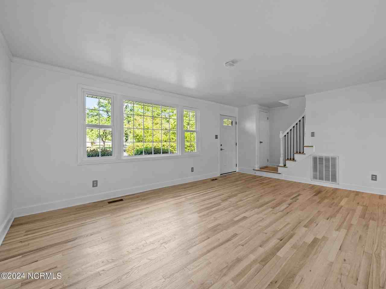 1011 Daniel Pl - Photo 3 of 29