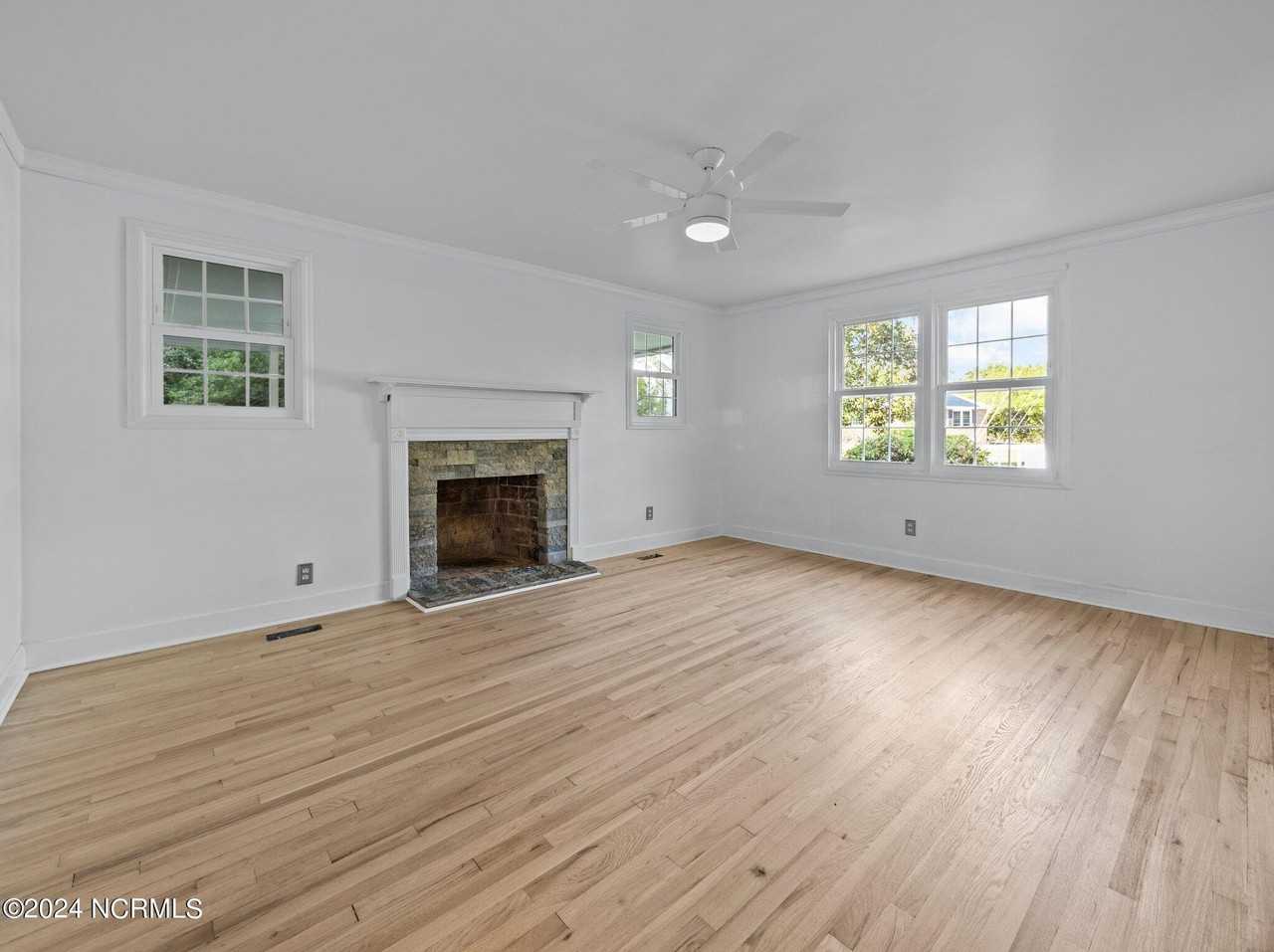 1011 Daniel Pl - Photo 4 of 29