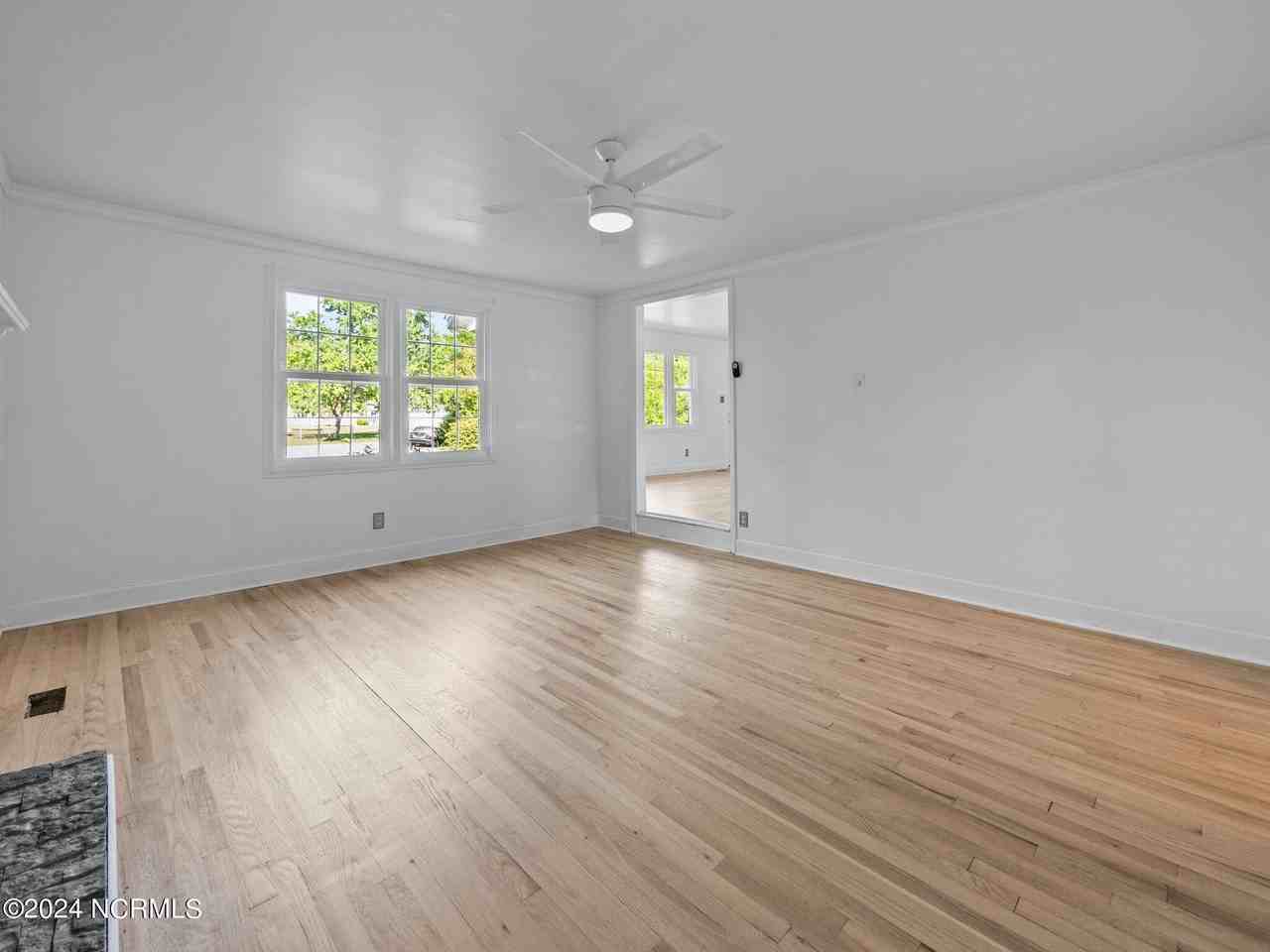 1011 Daniel Pl - Photo 5 of 29