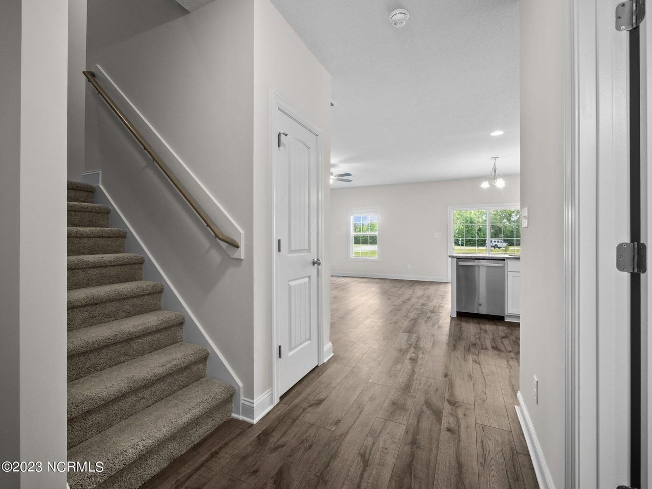 247 Verrazzano Ln - Photo 3 of 25