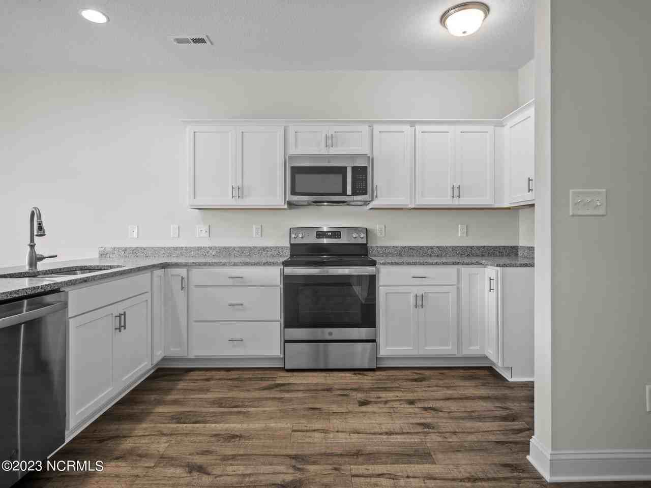 247 Verrazzano Ln - Photo 5 of 25