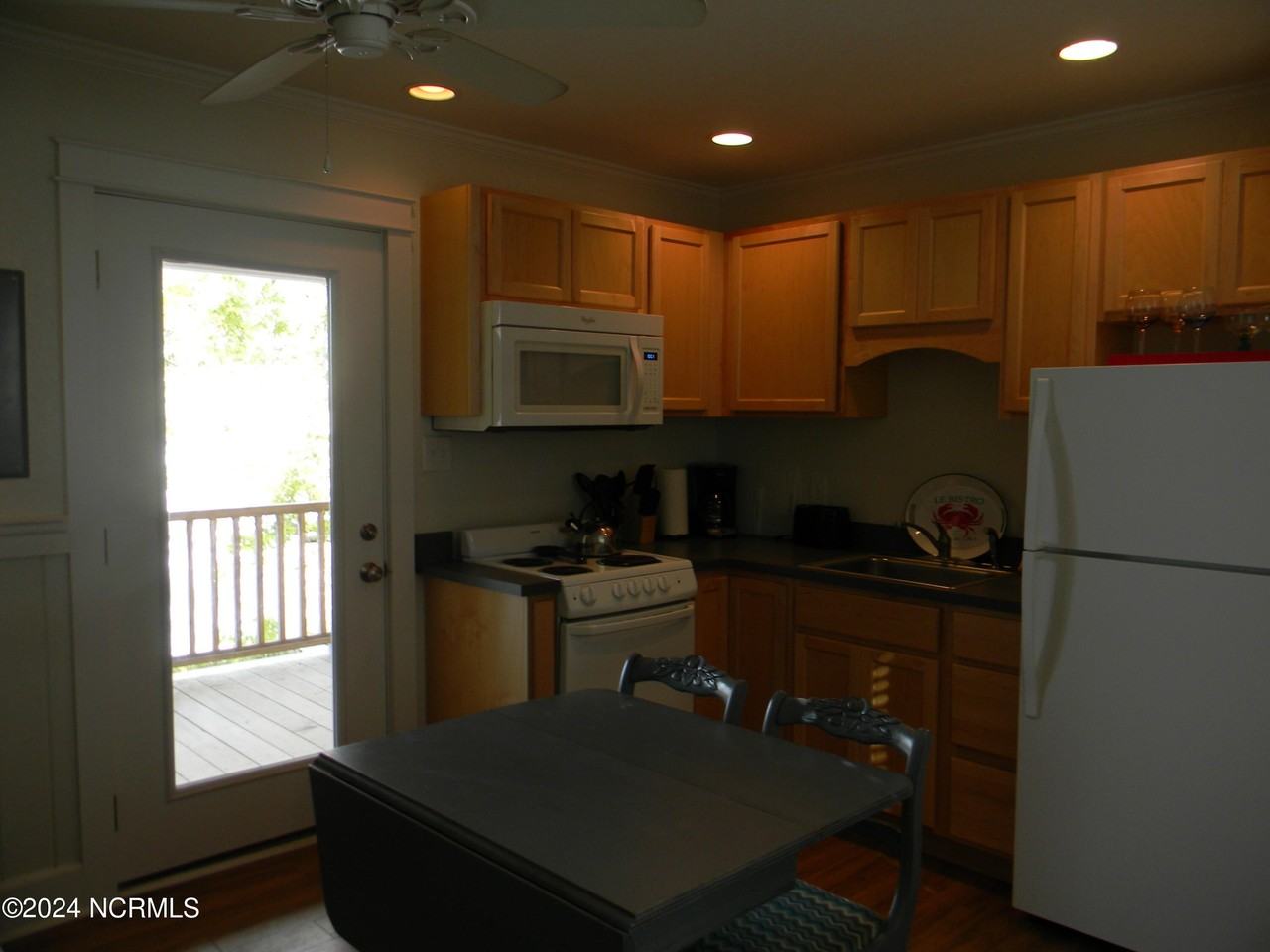 128 Sunset Ln - Photo 2 of 9
