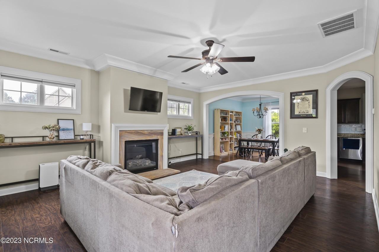 801 Iroquois Ct - Photo 4 of 40