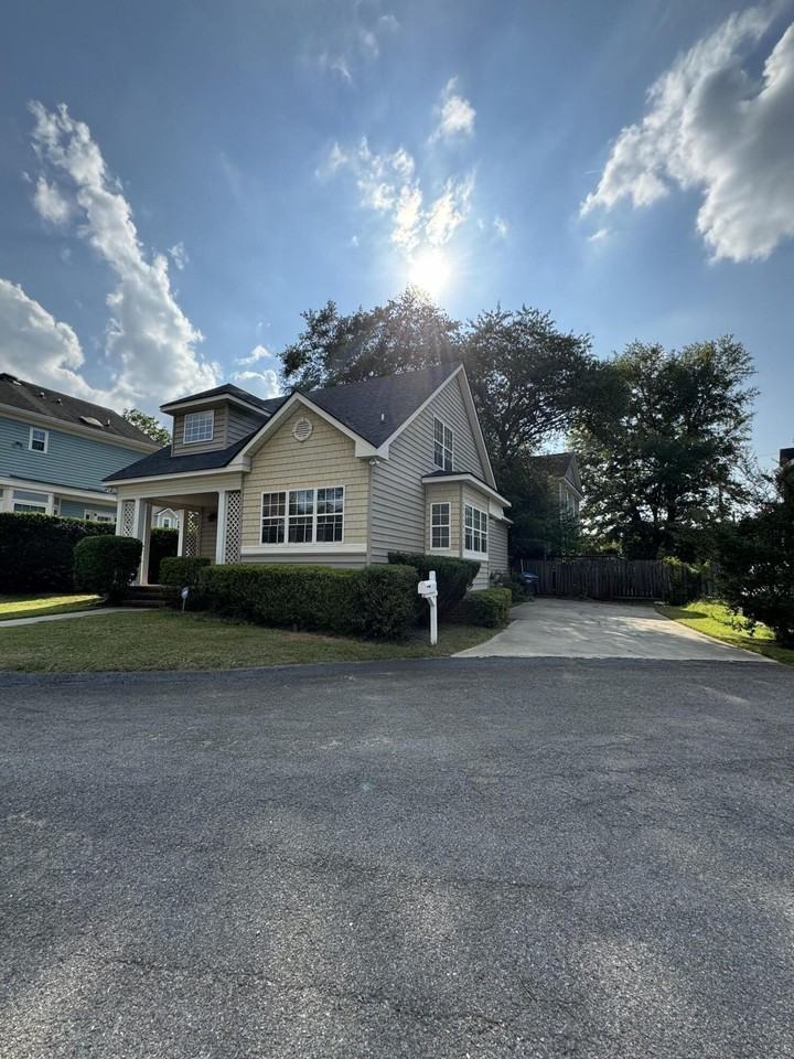 37 Queens Ct - Photo 2 of 18