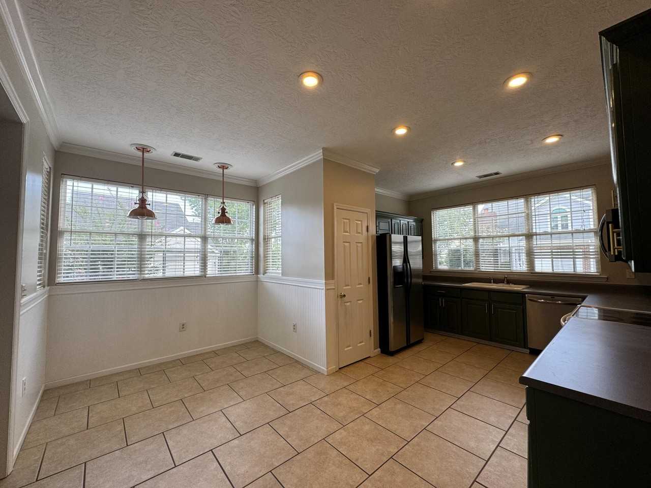 37 Queens Ct - Photo 7 of 18