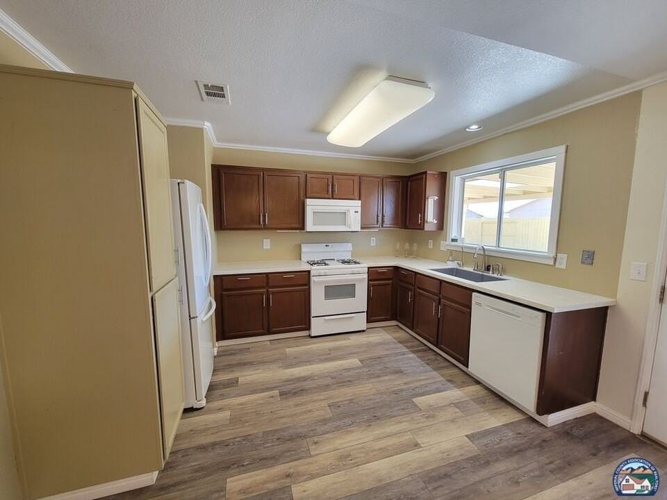 1099 Walnut St - Photo 4 of 22