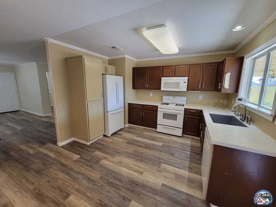 1099 Walnut St - Photo 5 of 22