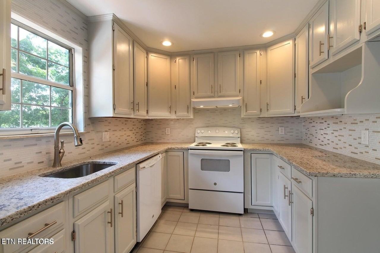1433 Overton Ln - Photo 6 of 16