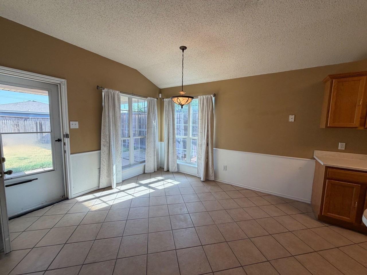 1618 75th St - Photo 4 of 12