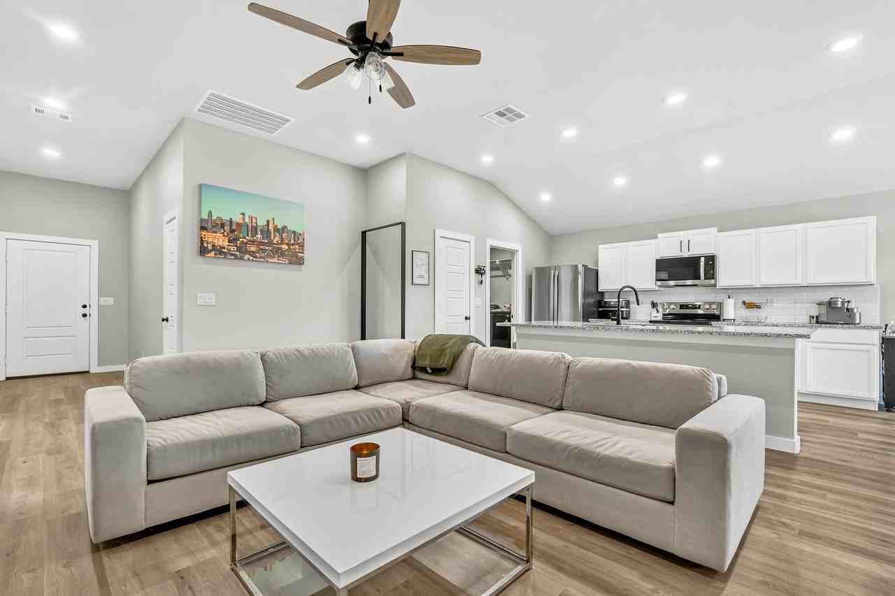 1606 N Dover Ave - Photo 3 of 17