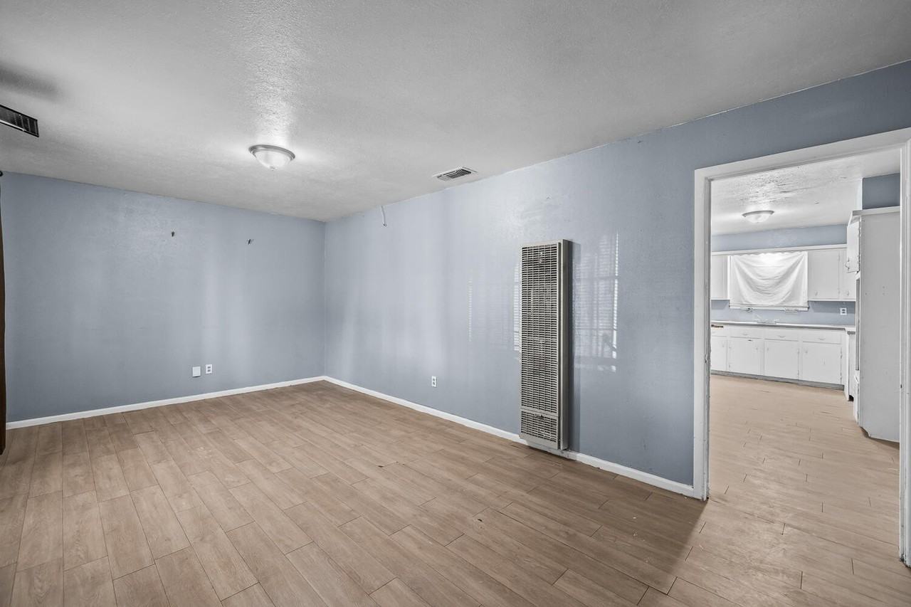 3409 E 17th St - Photo 4 of 24