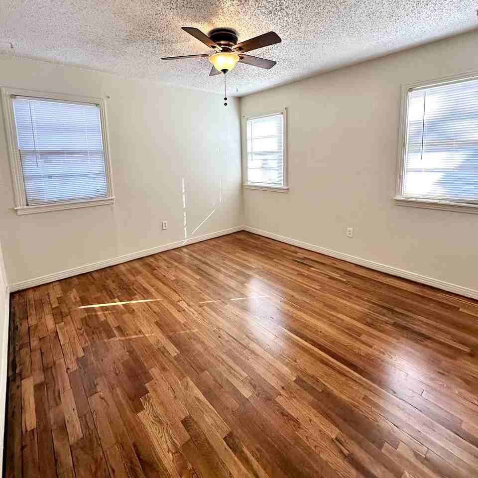 536 53rd St - Photo 5 of 13