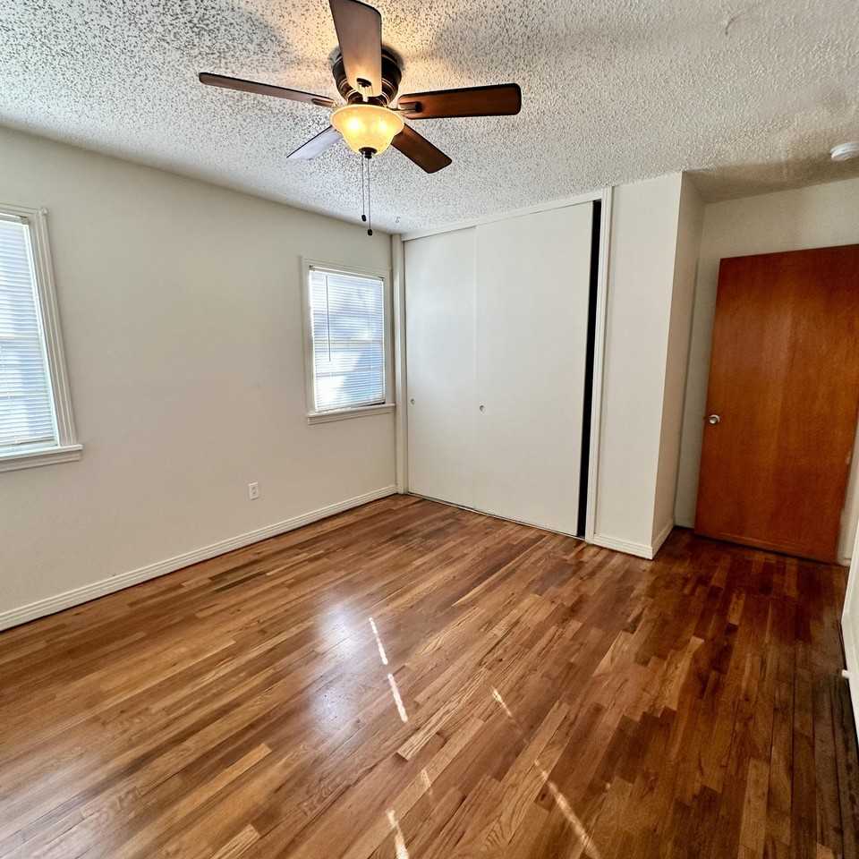 536 53rd St - Photo 6 of 13