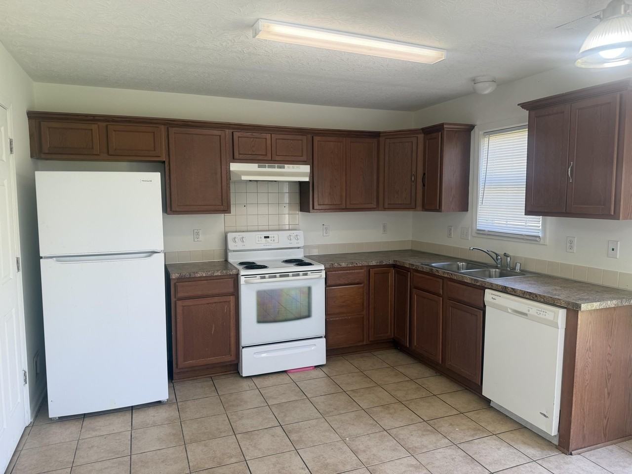 2593 Rockaway Pl - Photo 4 of 16