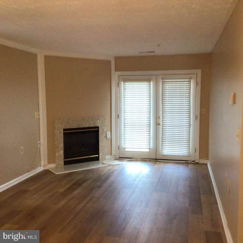 8941 Town Center Cir - Photo 3 of 44