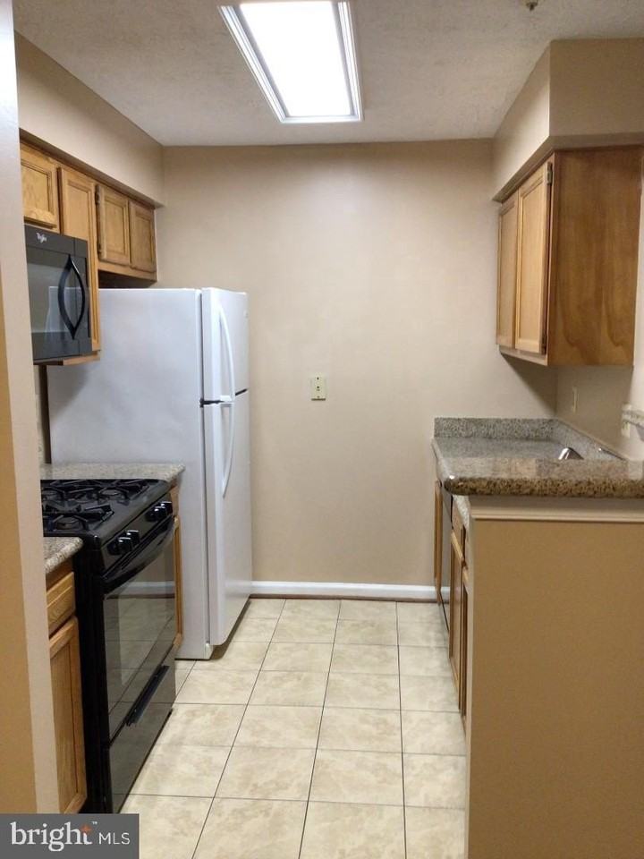 8941 Town Center Cir - Photo 7 of 44