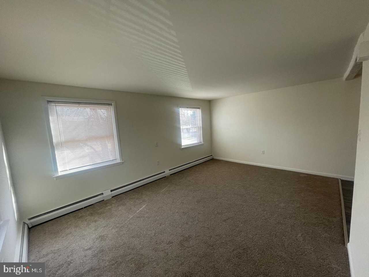 233B Roesch Ave 2nd Fl - Photo 5 of 19