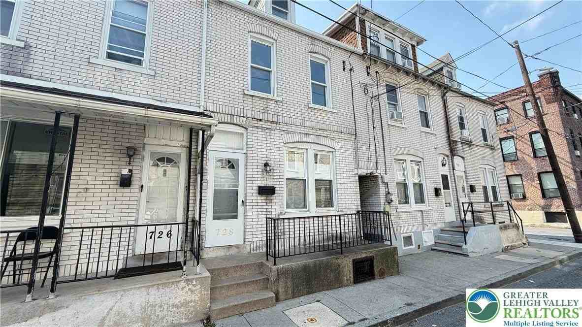 728 N Railroad St - Photo 2 of 19
