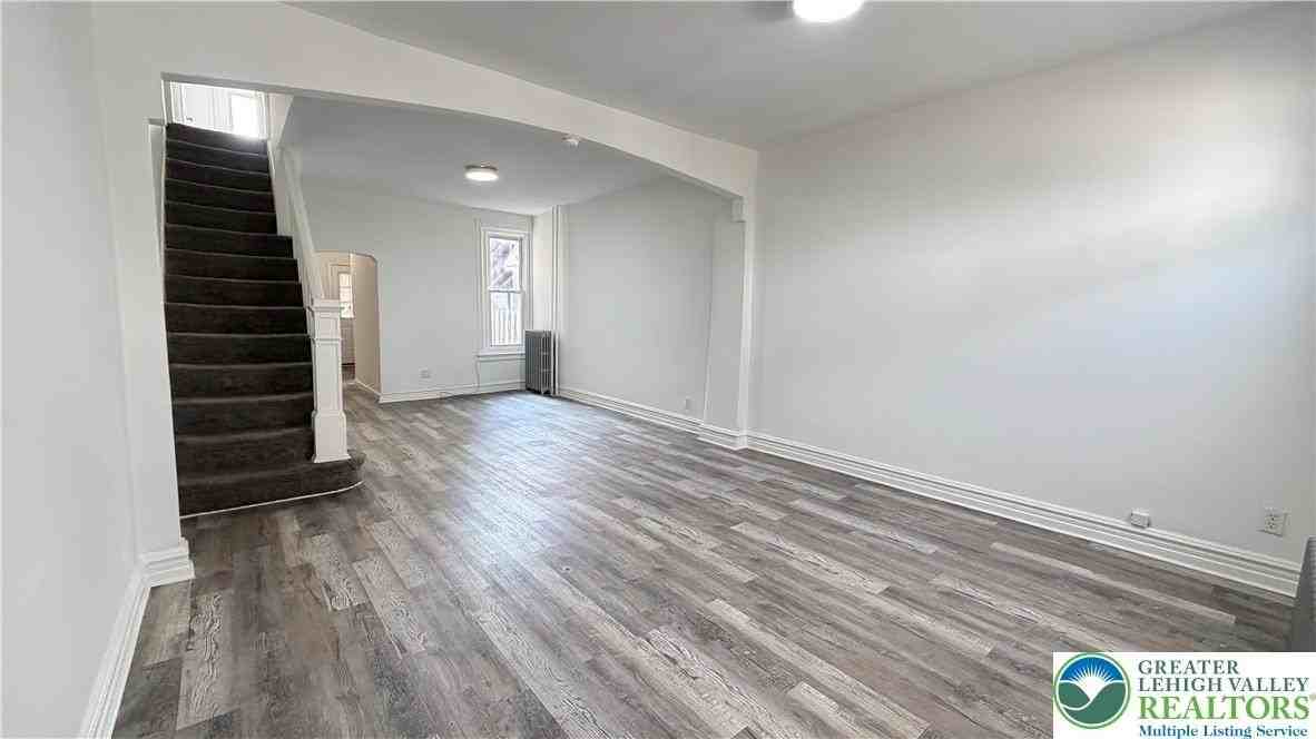 728 N Railroad St - Photo 3 of 19