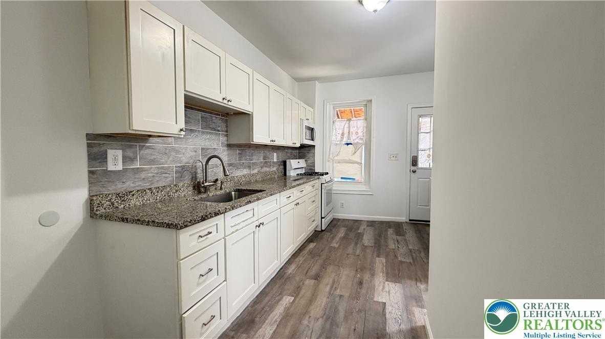 728 N Railroad St - Photo 6 of 19