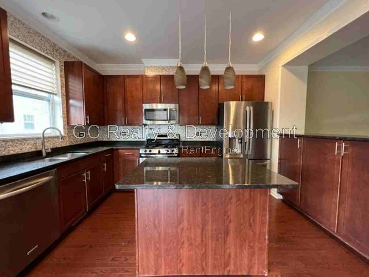 1271 Evergreen Ave - Photo 3 of 31
