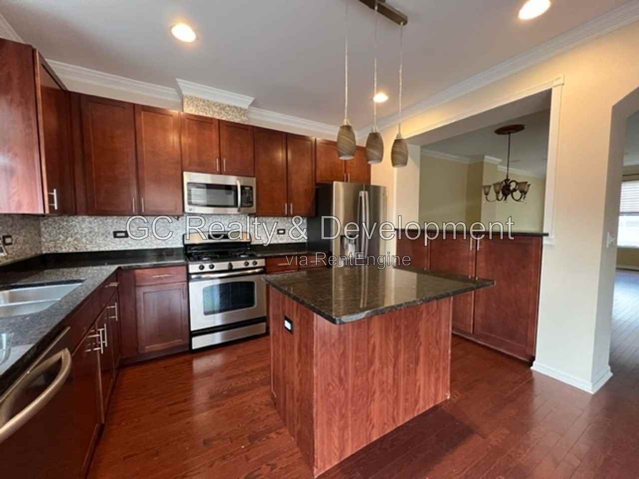1271 Evergreen Ave - Photo 4 of 31