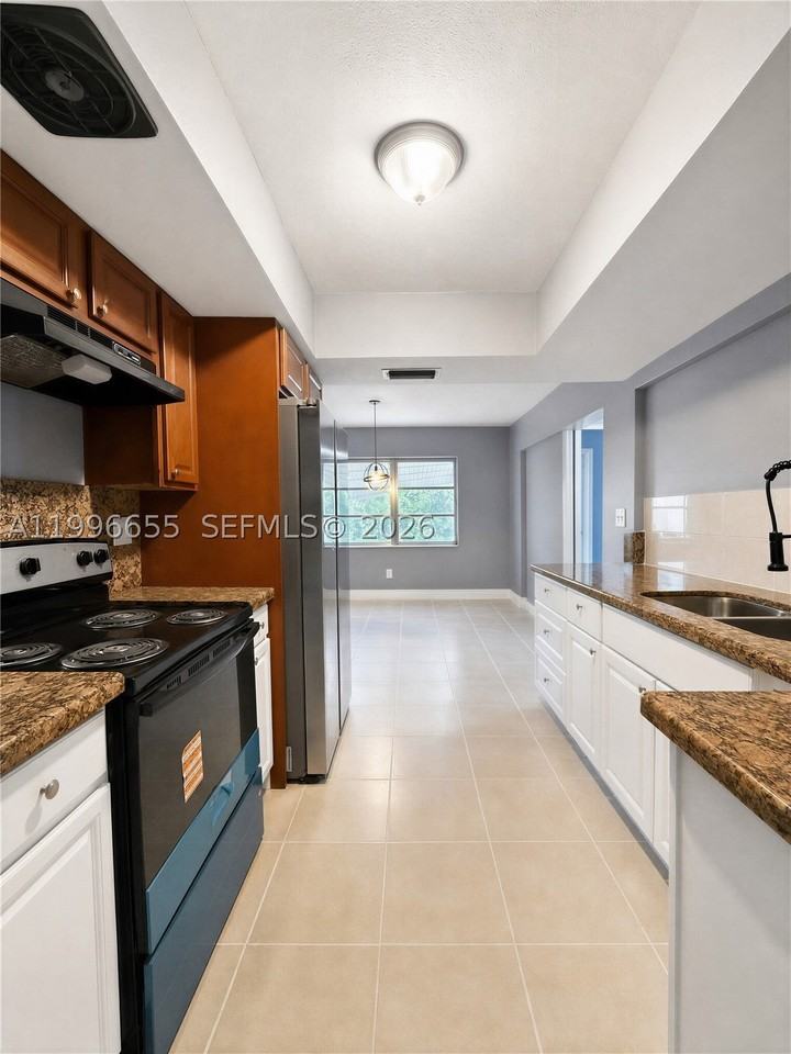 4753 Nw 41st St - Photo 5 of 22