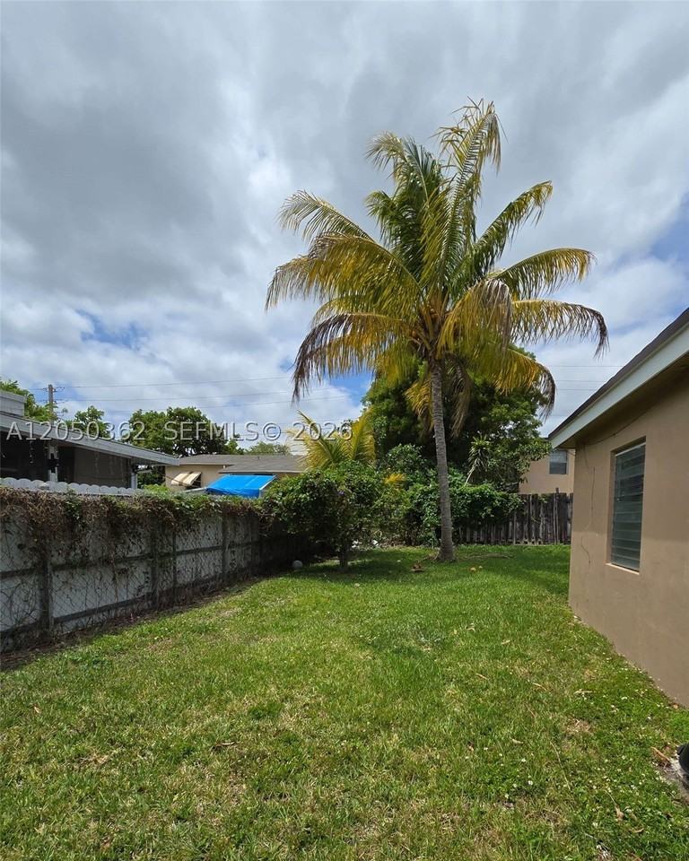 724 Sw 7th Ter #1-2 - Photo 4 of 21