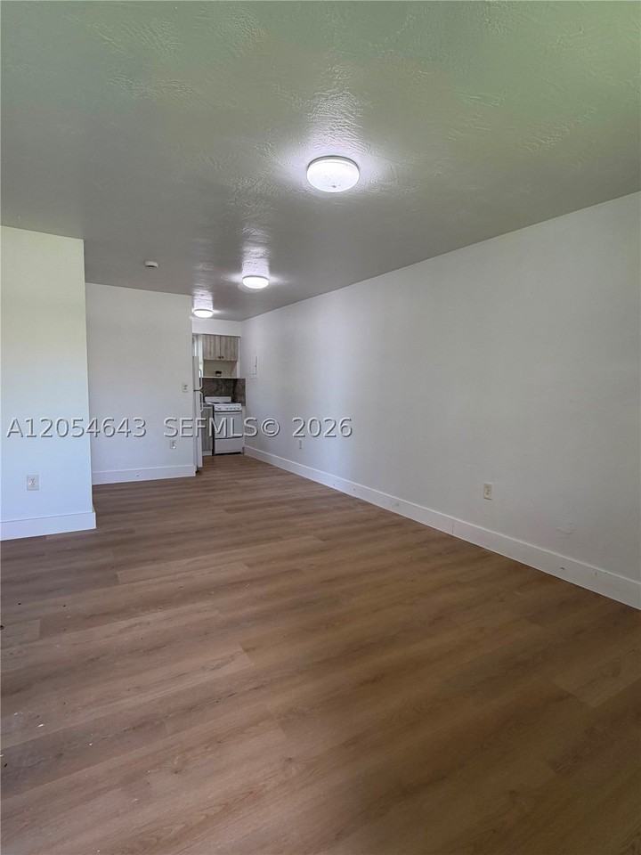 1465 W 28th St #4 - Photo 2 of 7