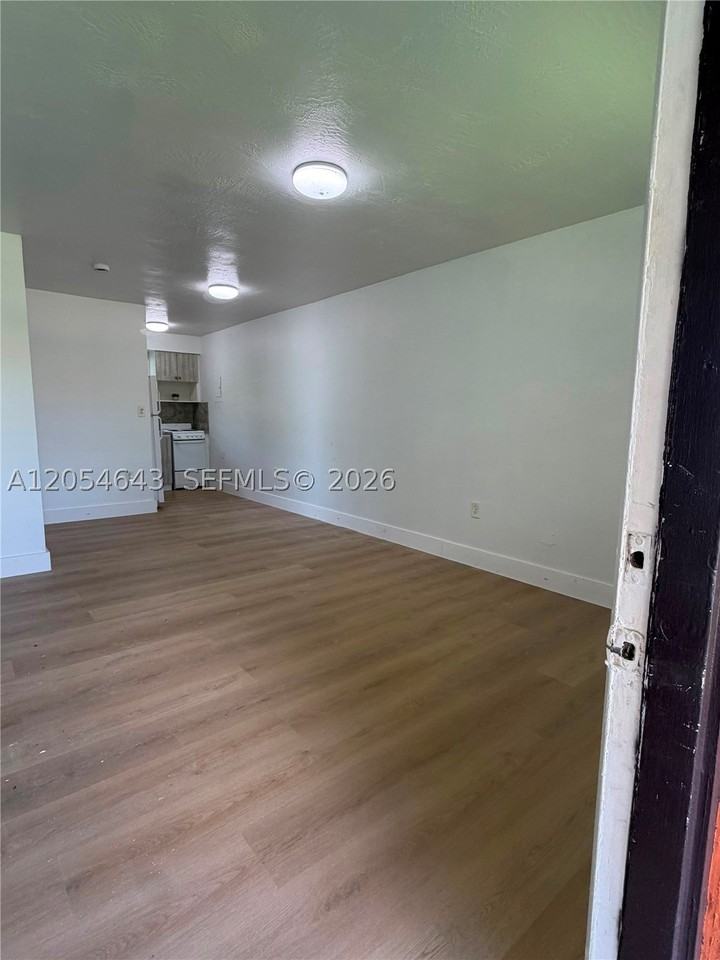 1465 W 28th St #4 - Photo 3 of 7