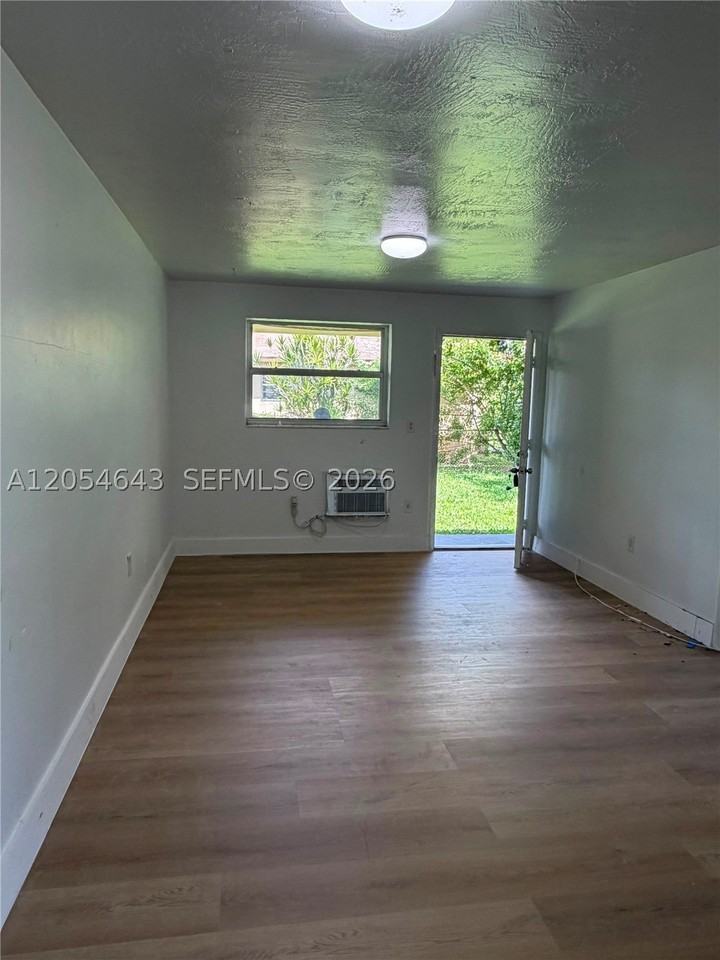 1465 W 28th St #4 - Photo 4 of 7