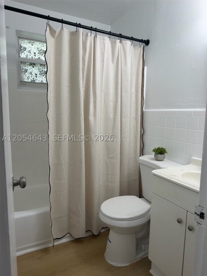 1465 W 28th St #4 - Photo 5 of 7