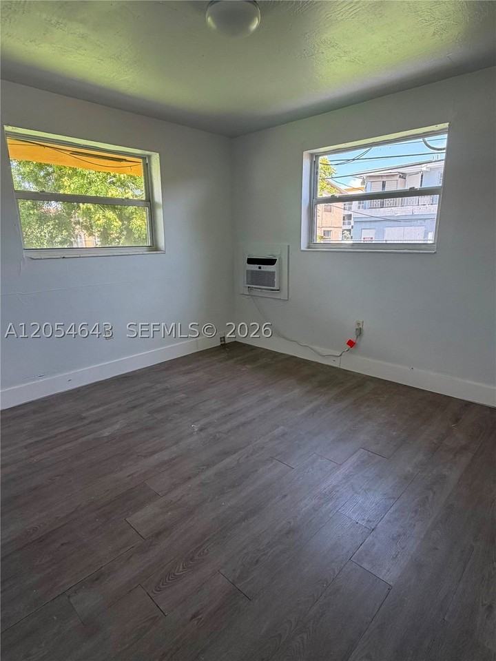 1465 W 28th St #4 - Photo 6 of 7