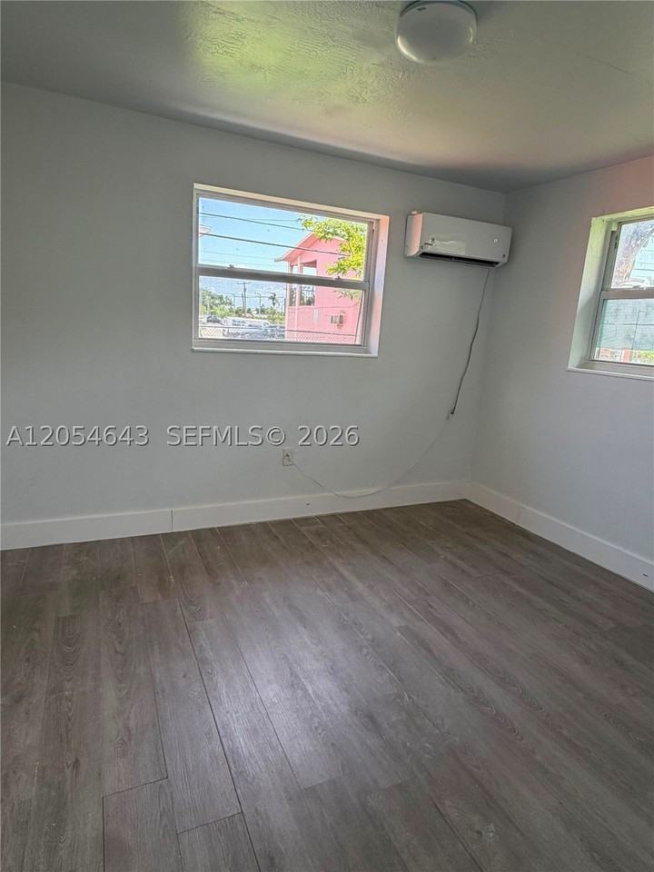 1465 W 28th St #4 - Photo 7 of 7