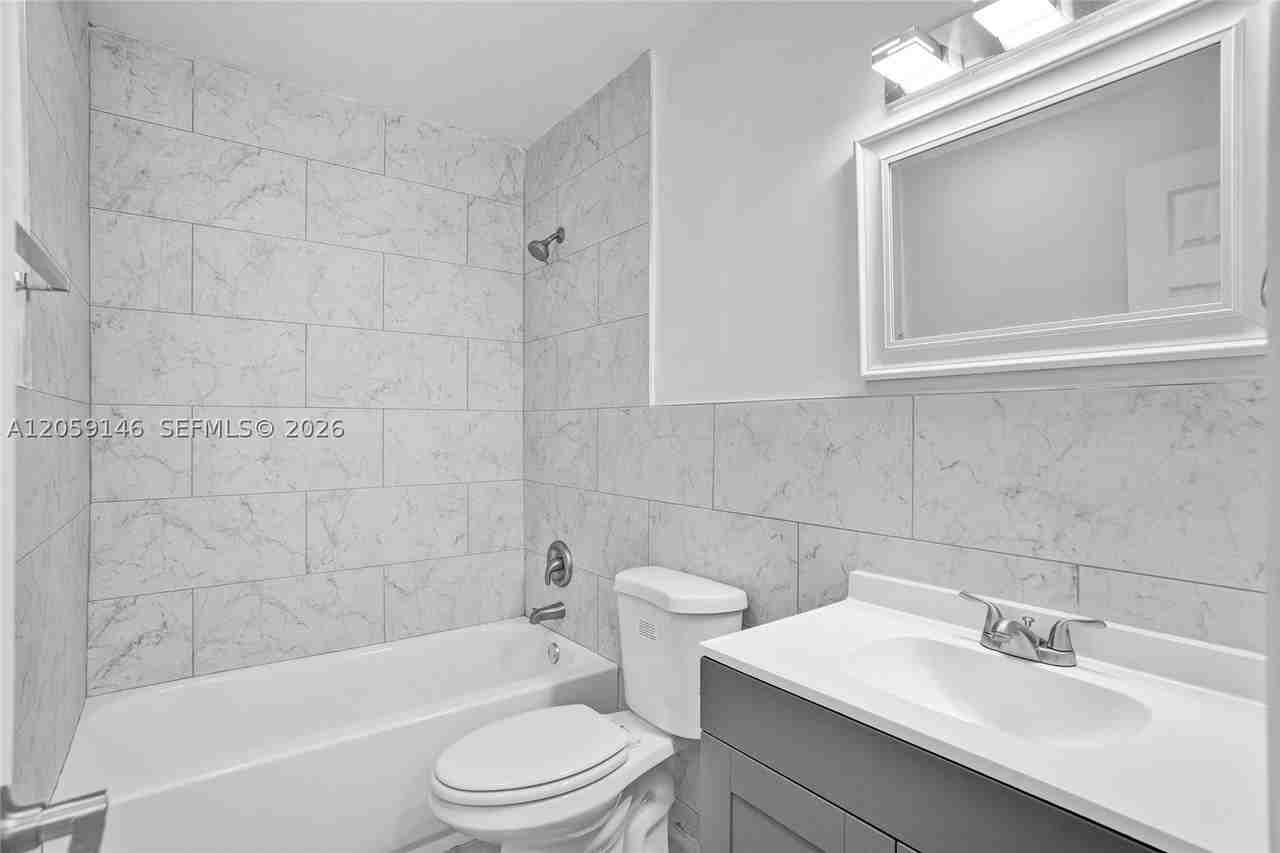 5900 Nw 19th St #B - Photo 3 of 19