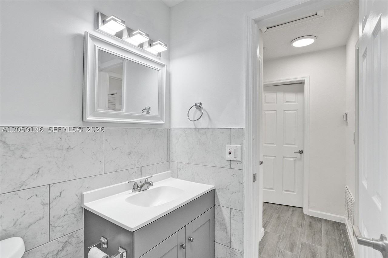 5900 Nw 19th St #B - Photo 4 of 19