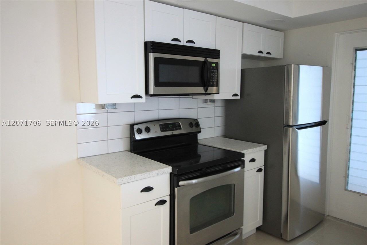 2166 Ne 56th St #203 - Photo 2 of 20