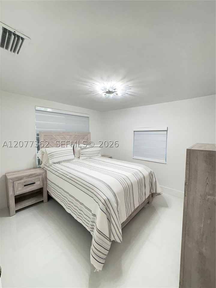 937 Sw 18th Ct - Photo 2 of 18